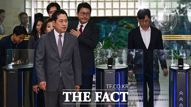 장동혁 대표를 비롯한 지도부가 영등포경찰서 항의 방문을 마친 후 굳은 표정으로 청사를 나서고 있다.