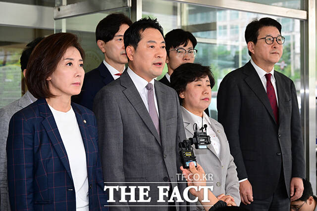 장동혁 국민의힘 대표가 3일 오전 서울 영등포구 영등포경찰서에서 이진숙 전 방통위원장 체포에 대한 항의 방문을 마친 후 입장을 밝히고 있다. /남윤호 기자