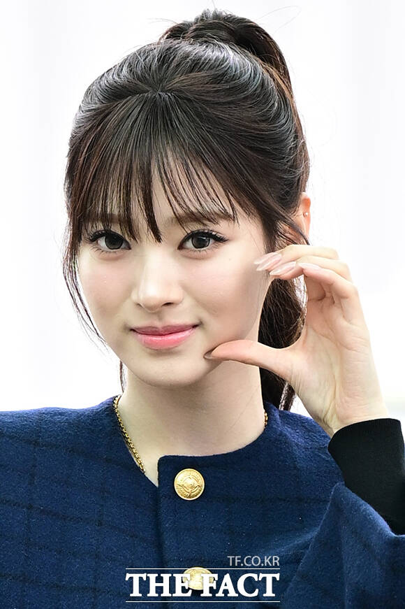 그룹 미야오의 안나가 3일 오전 해외 일정 참석을 위해 인천국제공항 출국장으로 향하며 팬들에게 하트를 만들고 있다. /인천국제공항=남윤호 기자