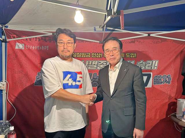 전국금융산업노동조합(금융노조)과 금융산업사용자협회(금사협)이 주 4.5일제 도입을 놓고 논의를 벌인 끝에 올해는 논의 대상을 수집하기로 접점을 찾았다. (왼쪽부터) 지난 2일 잠정 합의하는 김형선 금융노조 위원장과 조용병 금사협 회장. /금융노조