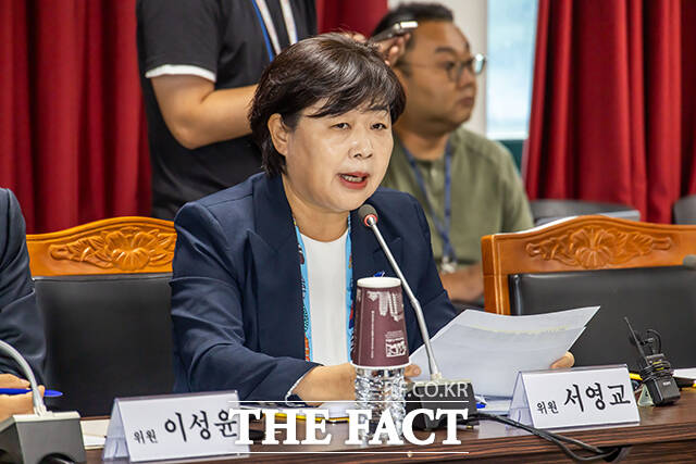 서영교 더불어민주당 의원은 본인이 제기한 조희대-한덕수 회동설 녹취가 인공지능(AI)으로 제작됐다고 언급한 국민의힘 지도부를 상대로 고소장을 내며 맞대응에 나섰다. /국회사진기자단