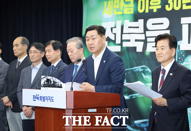 지난 7월 피지컬AI 추경 예산 확보와 관련해 기자회견을 갖고 있는 김관영 전북도지사. 사진 오른쪽은 정동영 통일부 장관(국회의원·전주시병). /전북도