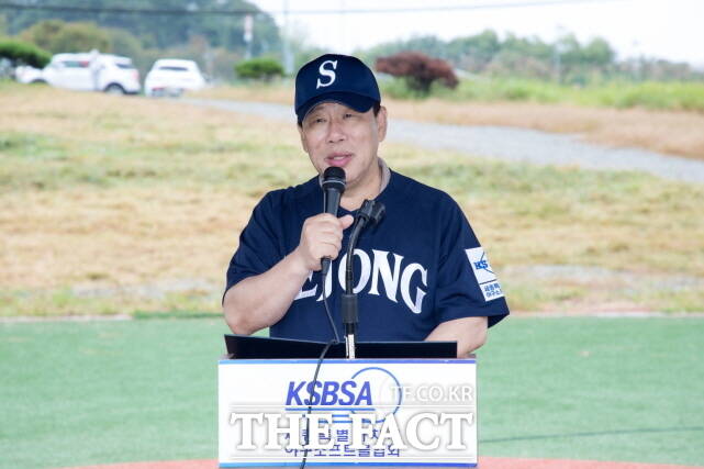 최민호 세종시장이 3일 금강스포츠공원 야구장에서 열린 제9회 세종시장기 생활체육 야구대회 개회식에서 축사를 하고 있다. /세종시