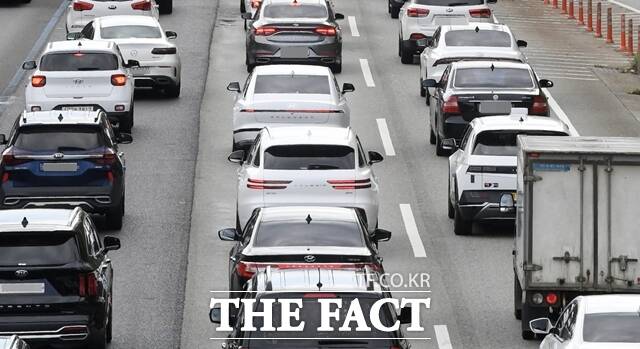 추석 연휴 첫날이자 개천절인 3일 귀성 행렬로 인한 고속도로 정체가 오후에는 오전 대비 차츰 원활한 모습을 보인다. /더팩트 DB