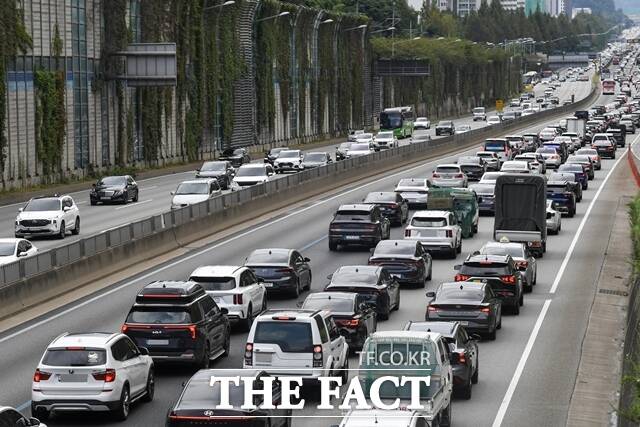 추석 황금연휴 첫날인 3일 오전 고속도로는 고향으로 가는 차들로 곳곳에서 정체가 빚어지고 있다. /장윤석 기자