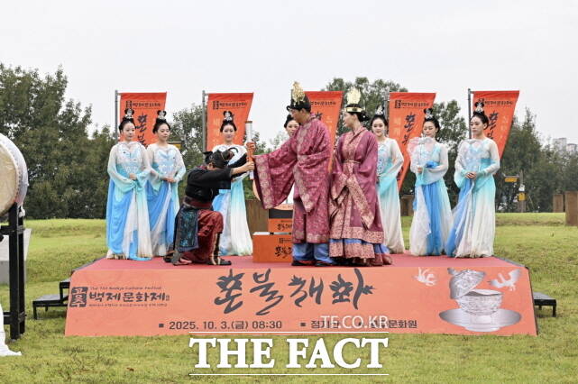 공주시가 3일 오전 정지산 천제단에서 혼불 채화를 진행하며 제71회 백제문화제 개막을 알리고 있다. /공주시