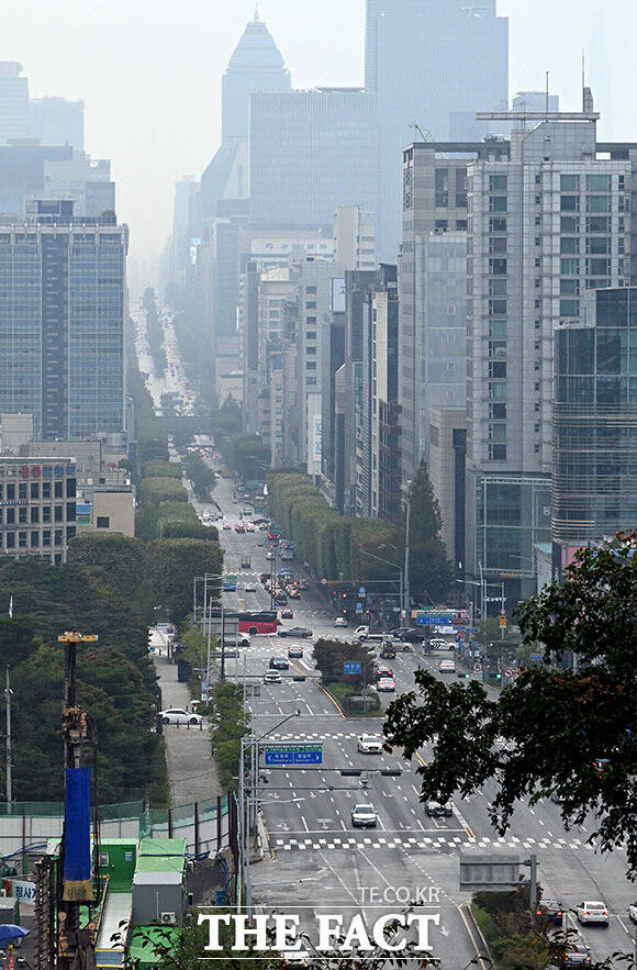 추석 연휴 첫날인 3일 오전 서울 강남구 테헤란로가 한산한 모습을 보이고 있다. /이효균 기자