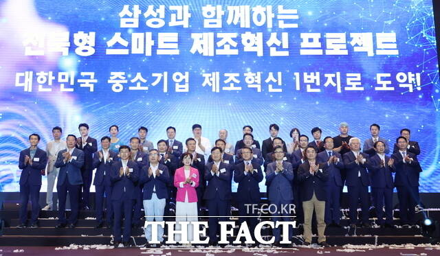 지난해 6월 19일 전북 전주 더메이호텔에서 김관영 전북도지사(가운데)가 전국 최초로 삼성전자와 손잡고 추진하는 전북형 스마트 제조혁신 프로젝트 협약식에서 박승희 삼성전자 사장을 비롯해 관계자들과 기념 촬영을 하고 있다. /전북도