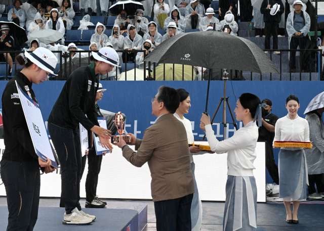 장재훈 현대차그룹 부회장이 3일 광주 동구 5.18 민주광장 특설경기장에서 열린 ‘현대자동차 정몽구배 한국양궁대회 2025’ 여자 리커브 결승전에서 우승을 차지한 임시현 선수에게 우승 트로피를 수여하며 축하하고 있다. ／현대차