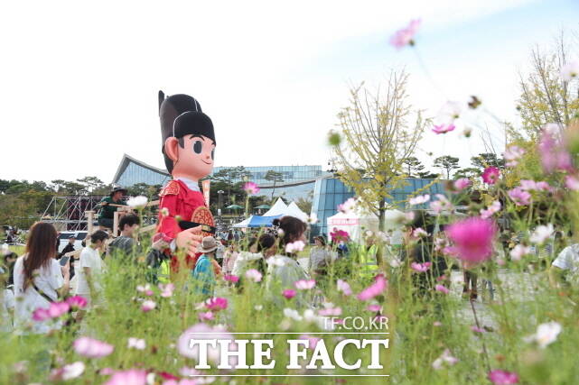 지난해 세종축제에서 젊은 세종 충녕 목조인형 모습. /세종시