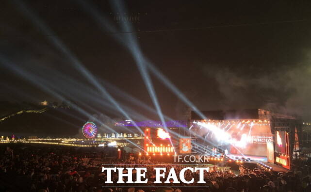 개막식에 참석한 관중들. /공주시