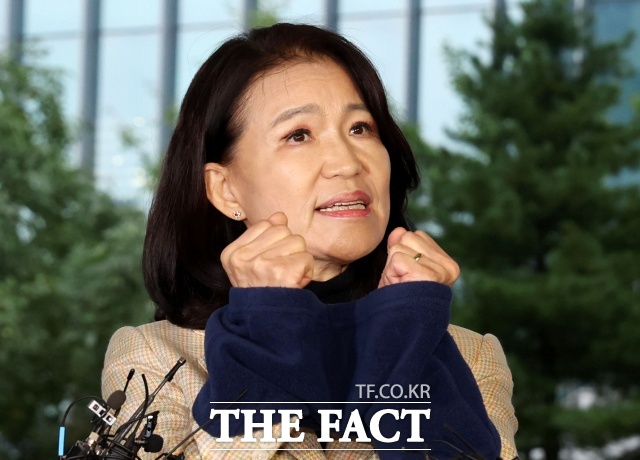 서울남부지법은 4일 오후 3시 이진숙 전 방송통신위원장이 청구한 체포적부심사 심문기일을 연다고 3일 밝혔다. 사진은 공직선거법·국가공무원법 위반 등 혐의로 체포된 이 전 위원장이 2일 서울 영등포경찰서로 압송돼 입장을 밝히고 있는 모습./뉴시스