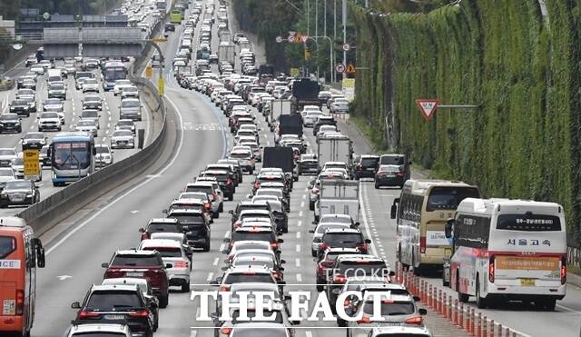 추석 연휴 첫날이자 개천절인 3일 귀성 행렬이 시작되면서 고속도로 곳곳에서 정체 행렬이 이어지고 있다. /더팩트 DB