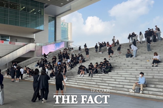 1일 오전 서울 용산구 국립중앙박물관 입구 앞 계단이 단체로 온 학생 방문객으로 붐비고 있다. /이상빈 기자