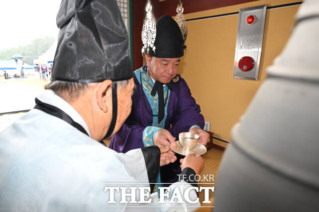 최원철 공주시장이 3일 숭덕전에서 열린 웅진백제 5대왕 추모제에서 초헌관으로 술을 올리고 있다. /공주시