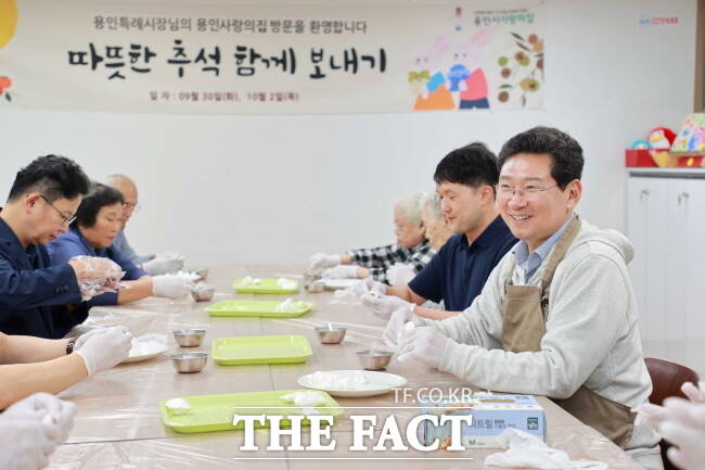 이상일 용인시장이 2일 용인시 사랑의집에서 송편을 빚고 있다./용인시