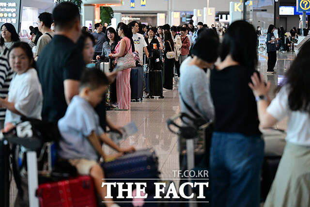 추석 황금연휴가 시작된 3일 오전 인천국제공항 제2여객터미널이 이용객들로 붐비고 있다. /인천국제공항=남윤호 기자