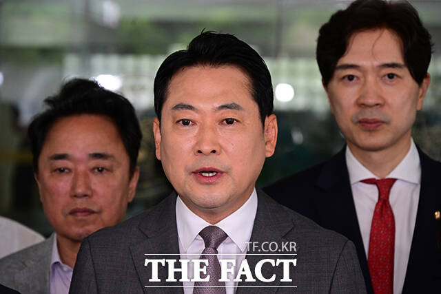 장동혁 국민의힘 대표(가운데)가 3일 오전 서울 영등포구 영등포경찰서에서 이진숙 전 방통위원장 체포에 대한 항의 방문을 마친 후 입장을 밝히고 있다. /남윤호 기자