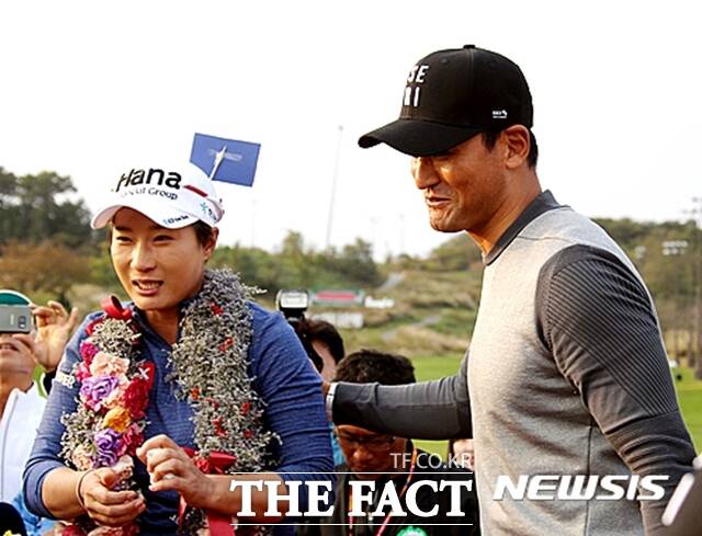 박세리(왼쪽)가 2016년 10월 스카이72골프장에서 은퇴식을 가진 뒤 박찬호의 격려를 받고 있다. 박세리는 아시아 최초의 LPGA 명예의 전당 헌액자다./하나금융그룹