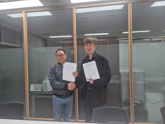 김용승 서울시마을버스운송사업조합 이사장(왼쪽),과 김태명 서울시 교통기획관이 2일 오후 11시 55분 운송서비스 개선을 위한 합의문을 공식 체결했다. /서울시