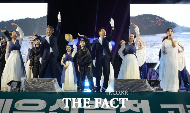 2025 세계유산축전-고인돌·고창갯벌 축하공연이 무대를 장식해 현장을 찾은 관람객들의 뜨거운 호응을 얻었다. /고창군