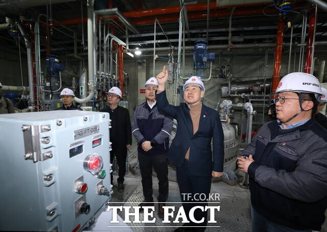 지난 1월 22일 김관영 전북도지사가 새만금 산업단지에 둥지를 튼 이차전지 기업인 이피캠텍 본사를 찾아 투자 이행 상황을 현장에서 점검하고, 향후 산업 발전 방향도 논의했다. /전북도