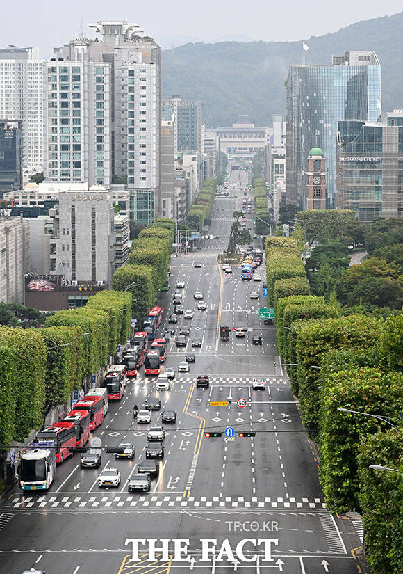 추석 연휴 첫날인 3일 오전 서울 서초구 반포대로가 한산한 모습을 보이고 있다. /이효균 기자