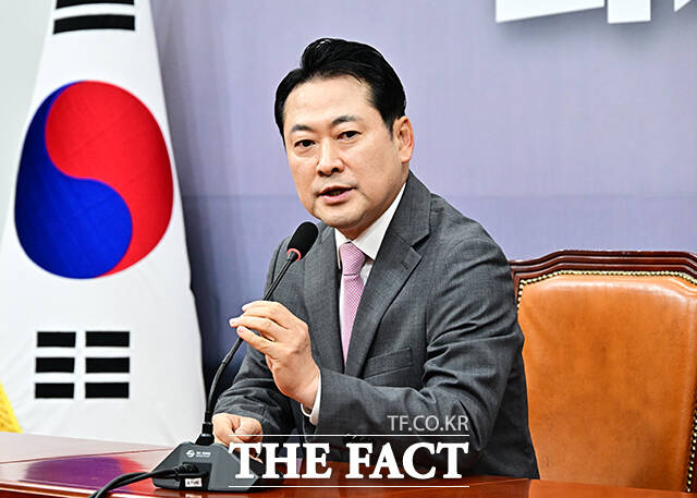장동혁 국민의힘 대표는 3일 이진숙 전 방송통신위원장의 경찰 체포와 관련해 추석 연휴 직전에 절대 존엄 김현지를 보호하기 위해 벌인 희대의 수사기록 조작 사건이라고 비판했다. /배정한 기자