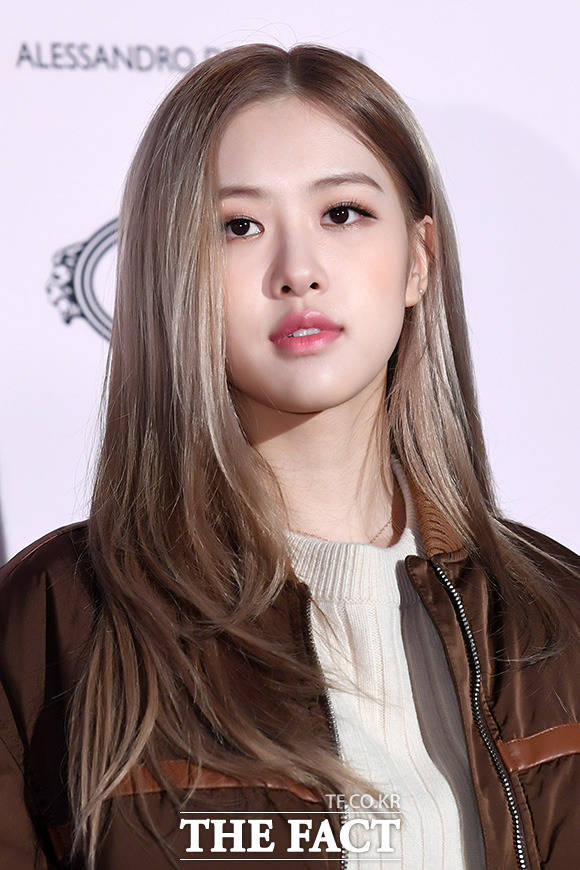 9월 29일 프랑스 파리에서 진행된 생로랑 2026 S/S 여성 컬렉션에 참석한 로제가 인종차별을 당했다는 주장이 제기되면서 논란이 커지고 있다./더팩트DB