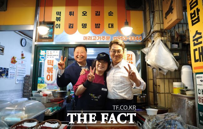 추석 연휴 첫날인 3일 김동연 경기도지사가 파주 문산자유시장을 찾아 김경일 파주시장, 상인과 함께 기념촬영을 하고 있다. /경기도