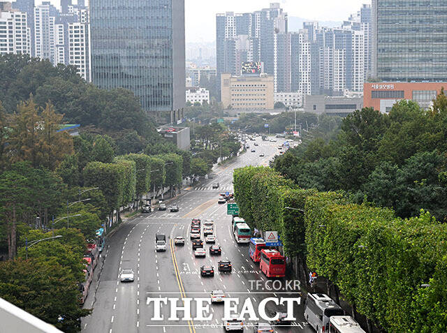 고속터미널 인근 반포대로.