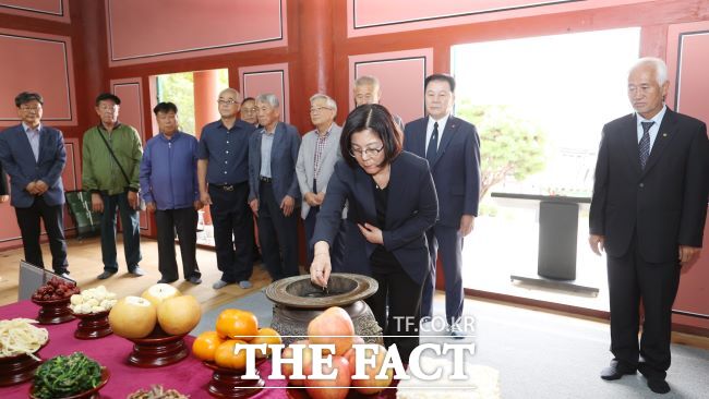 김보라 안성시장 등이 추석 맞이 무연고자·독립항쟁가들의 차례를 올리고 있다. /안성시