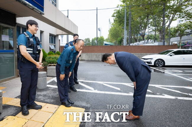 이재준(오른쪽) 수원시장이 지난 3일 장안지구대를 방문해 경찰들에게 감사 인사를 하고 있다./수원시