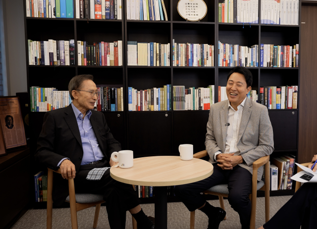 청계천 복원 20주년을 맞아 이명박 전 대통령(왼쪽)과 오세훈 서울시장이 지난달 28일 청계재단에서 특별대담을 진행했다. /서울시