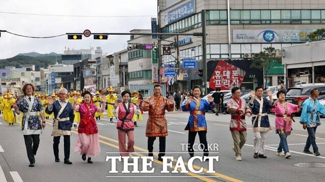 4일 공주시 일원에서 제71회 백제문화제 웅진성퍼레이드가 펼쳐진 가운데 최원철 공주시장, 임달희 공주시의회 의장, 공주시의원, 충남도의원 등이 관람객들에게 인사하고 있다. /김형중 기자