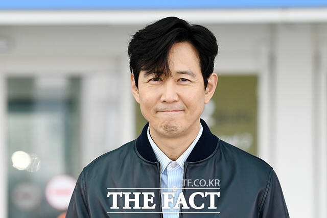 배우 이정재가 한국 배우 최초로 찰리 채플린 어워드 아시아 부문 수상자로 선정됐다. 사진은 지난 5월 13일 배우 이정재가 해외 일정 참석 차 인천 중구 인천국제공항을 통해 이탈리아 피렌체로 출국하고 있는 모습. /서예원 기자