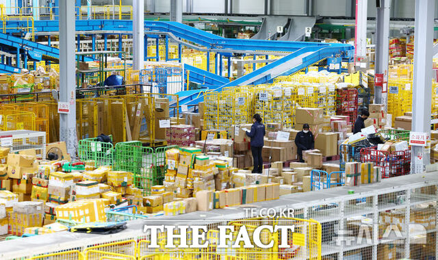 인천 중구 인천공항본부세관 특송물류센터에서 관세 주무관들이 해외 직구 물품을 검사하고 있다. /뉴시스