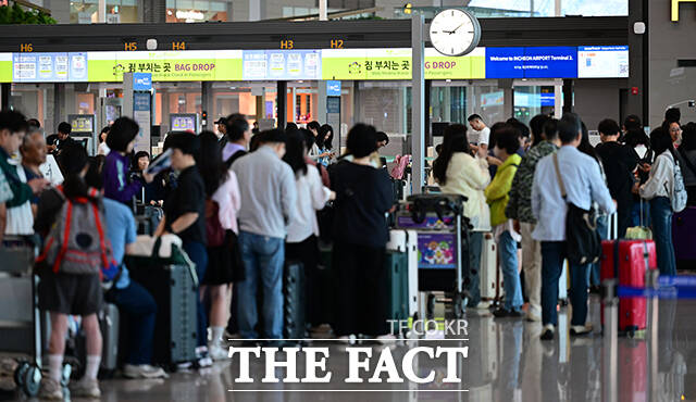 추석 황금연휴가 시작된 3일 오전 인천국제공항 제2여객터미널이 이용객들로 붐비고 있다. /남윤호 기자