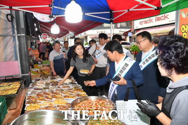 박정현 부여군수가 4일 부여 전통시장을 방문해 시장 곳곳을 돌며 상인들과 인사를 나누고 명절물가를 살펴 보고 있다. /부여군