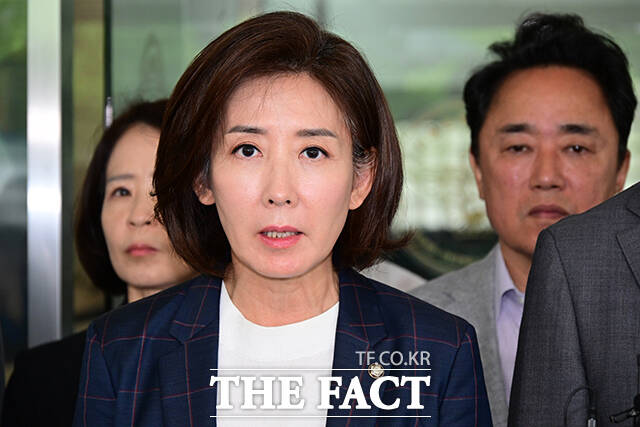 나경원 국민의힘 의원은 4일 국가의 핵심 전산망이 화재로 마비되고, 이를 책임지던 공무원이 극한의 압박 속에서 생을 마감한 현실은 결코 가볍게 넘어갈 수 없다면서 이 와중에 대통령 부부의 냉장고를 부탁해 예능 방송은 실제로 방송되는 것인가? 양심의 가책은 전혀 없는 것인가?라고 비난했다. /남윤호 기자