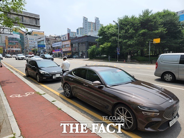 경찰의 암행순찰차가 최근 6년 동안 하루 평균 1200건꼴로 적발한 것으로 나타났다. 사진은 경기남부경찰청 암행순찰팀이 경기 수원시 망포동 부근에서 불법유턴 차량을 적발한 모습. /더팩트 DB