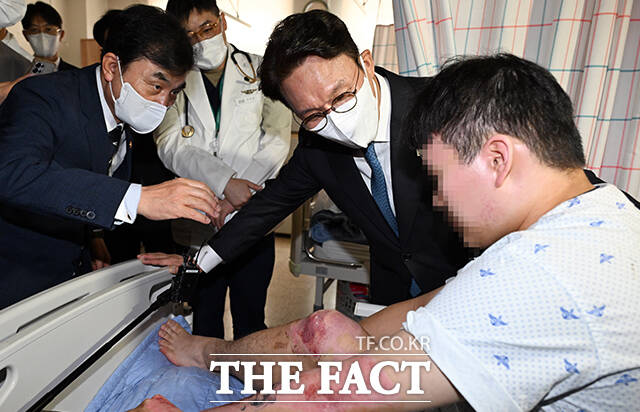 김민석 국무총리(가운데)와 안규백 국방부 장관이 4일 오후 경기 성남 분당구 국군수도병원을 방문해 입원장병을 위문하고 있다. /성남=임영무 기자