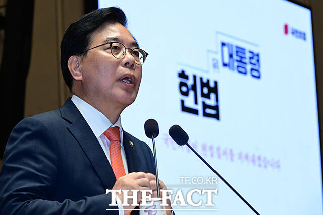 송언석 국민의힘 원내대표는 4일 김민석 국무총리와 김경 서울시의원을 둘러싼 의혹을 거듭 비판하며 김 총리의 입장표명을 요구했다. 그는 김민석 총리가 더 이상 입을 다물고 있으면 안 된다. 시종일관 이 문제에 대해 침묵을 지키고 있는 김 총리가 나서서 입장을 밝혀야 한다고 밝혔다. /남윤호 기자