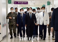  명절 앞두고 입원장병 위문하는 김민석 총리와 안규백 국방장관 [포토]