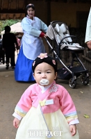  한복 입고 '아장아장' 민속촌 나들이 나선 어린이 [포토]