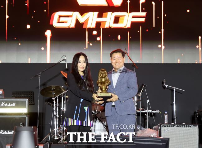 박승원 광명시장이 4일 페스티벌 광명에서 가수 한영애에게 광명음악명예의전당 헌액 트로피를 전달하고 있다. /광명시