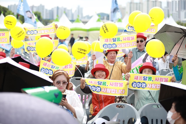 최근 진행된 KBS1 전국노래자랑 서울 구로구 편 녹화장(12월 7일 방영 예정)에는 노란 풍선을 든 김아영 팬들이 대거 몰려들었다. 팬심으로 가득 찬 현장은 마치 팬미팅장을 방불케 했다. /KBS1 전국노래자랑