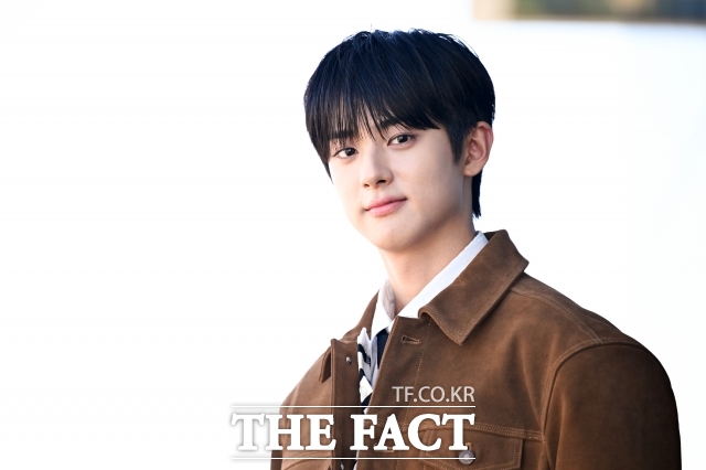 배우 김민규가 11일 오후 서울 마포구 상암동 <더팩트> 사옥에서 인터뷰에 앞서 포즈를 취하고 있다. /서예원 기자