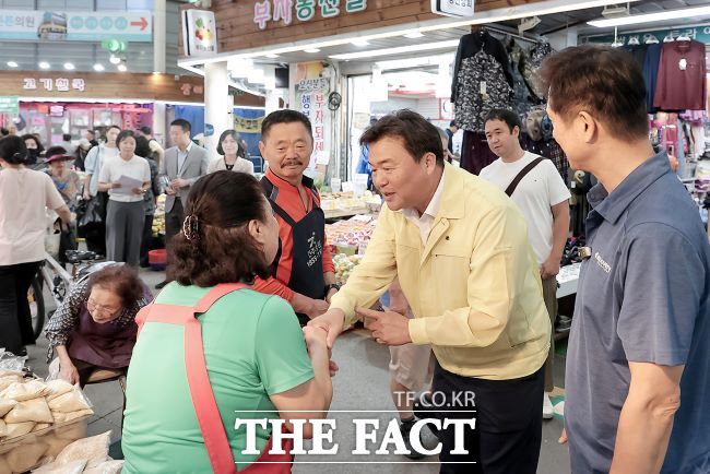 임병택 시흥시장(가운데)이 삼미시장에서 상인과 대화를 나누고 있다. /시흥시