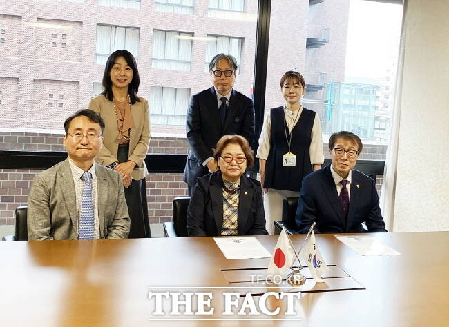 정희석 성결대 총장(앞줄 오른쪽)이 지난 3일 일본 무코가와여자대학교에서 다카하시쿄코 총장(앞줄 가운데)과 교육 교류 협약을 맺은 뒤 기념 촬영을 하고 있다. /성결대